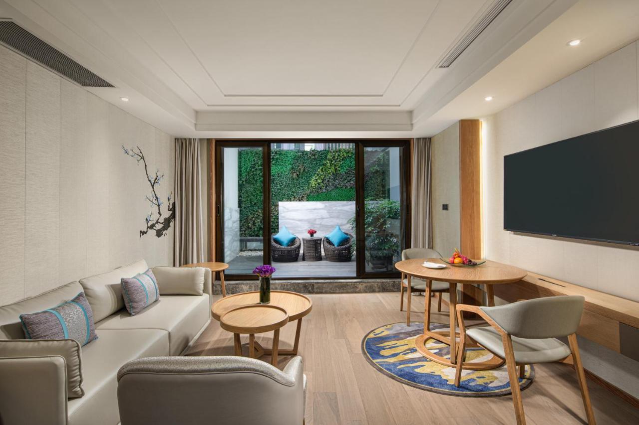 Crowne Plaza Shanghai Nanjing Road By Ihg Exterior photo A suite at the hotel