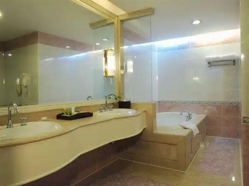 Crowne Plaza Shanghai Nanjing Road By Ihg Exterior photo Bathroom
