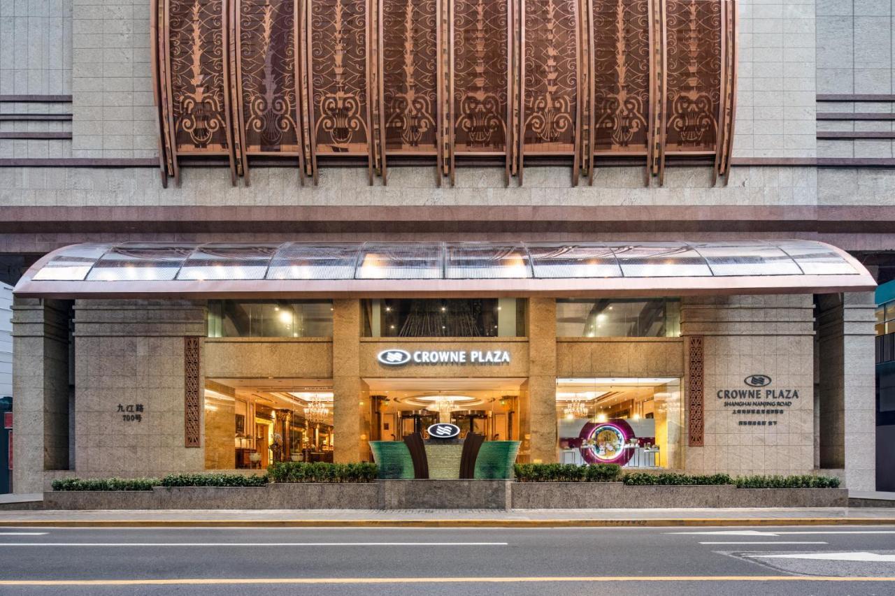 Crowne Plaza Shanghai Nanjing Road By Ihg Exterior photo The entrance of the hotel