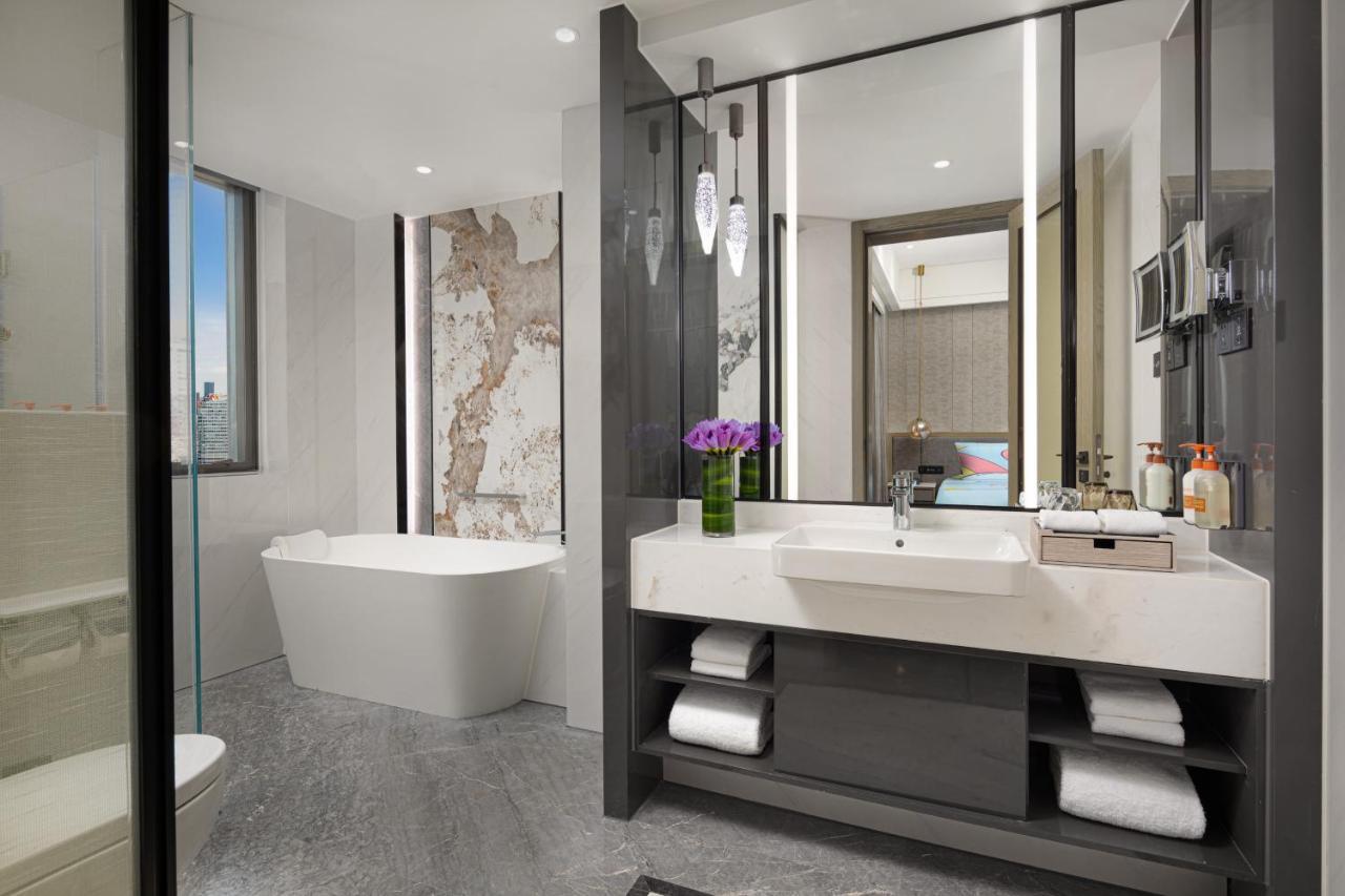 Crowne Plaza Shanghai Nanjing Road By Ihg Exterior photo Bathroom